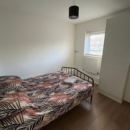 Ferienwohnung Immaculate 2 Bed Flat With Free Parking! Watford  Exterior foto